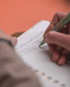 tomando notas en el taller deportivo